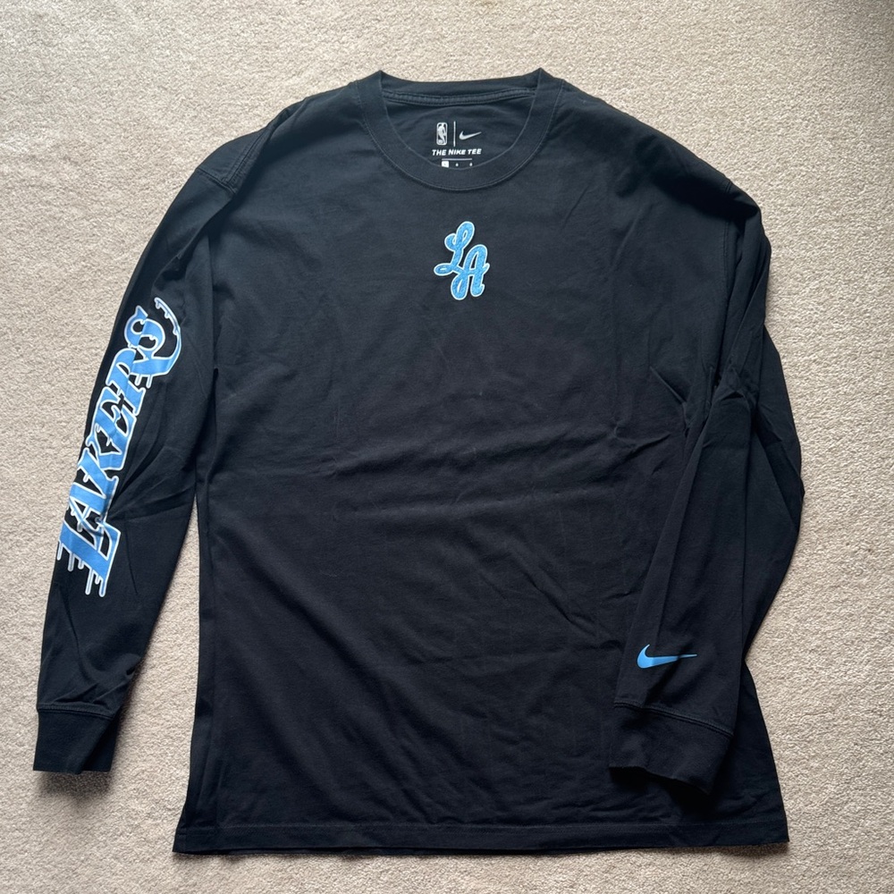 LOS ANGELOS LAKERS Nike Men's Black Long Sleeve Tee with Blue Graphics